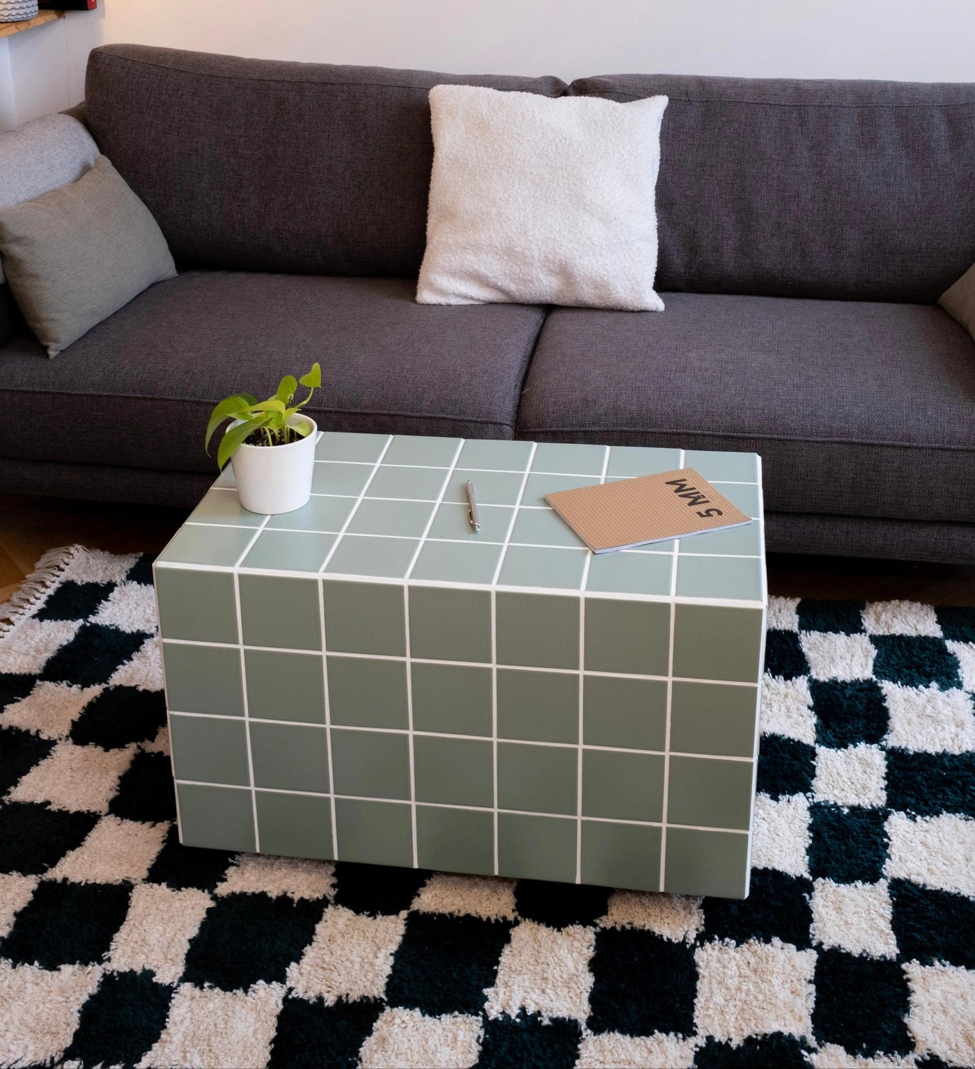 Couchtisch aus handgefertigten Keramikfliesen, moderne minimalistische Wohnzimmermöbel lifestyle